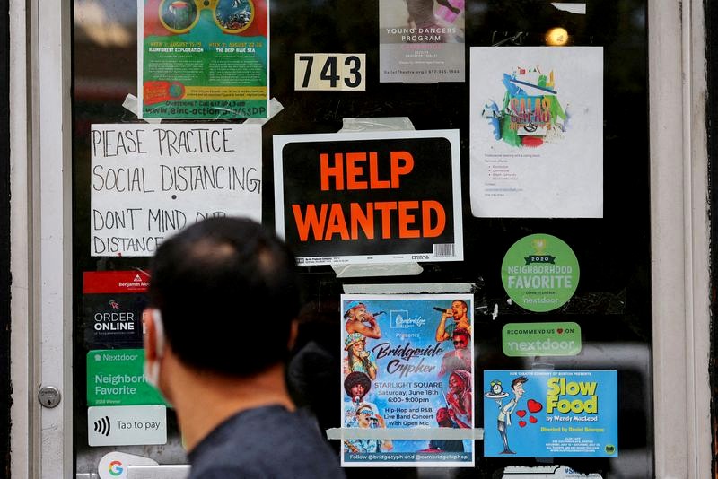 Anúncio de vaga de trabalho em Cambridge, EUA 08/07/2022. REUTERS/Brian Snyde