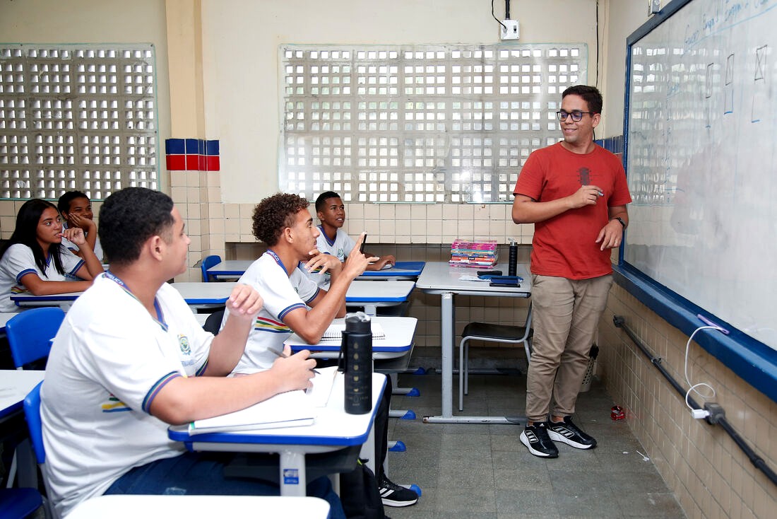 Estudantes em sala de aula durante aula de redação