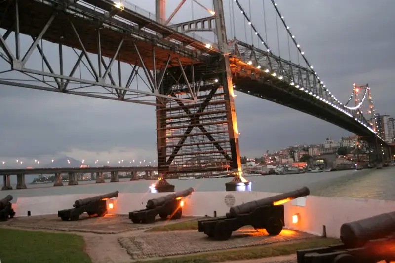 Detalhe da Ponte Hercílio Luz, em Florianópolis (SC)