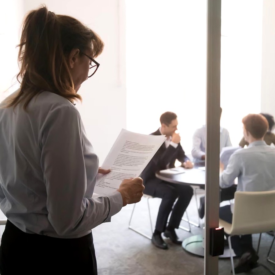 Funcionários em ambiente de trabalho colaborativo