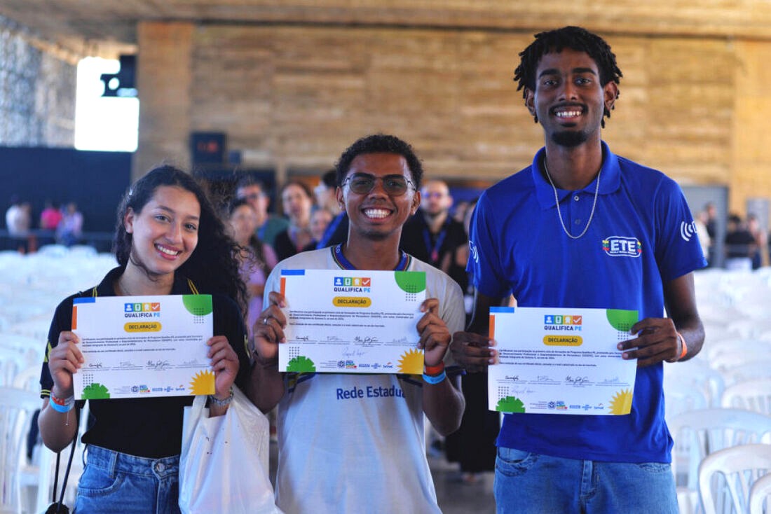 Alunos do programa Qualifica PE participando de aulas