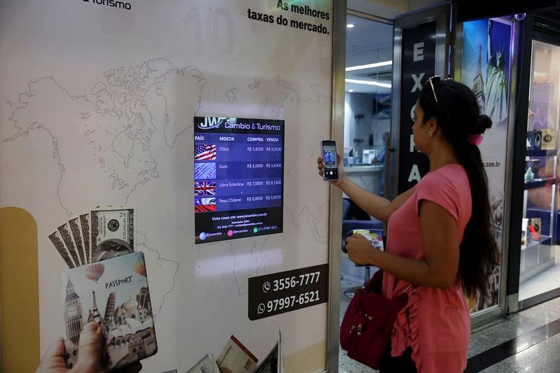 Gráfico do mercado financeiro mostrando a cotação do dólar.