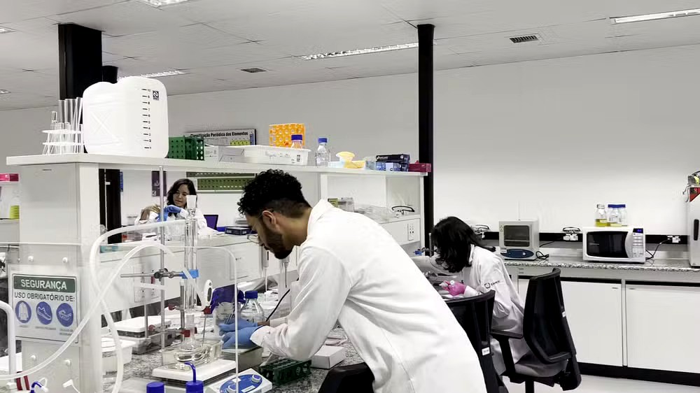 Estudantes em laboratório da Escola de Ciência Ilum, em Campinas (SP) — Foto: Estevão Mamédio/g1