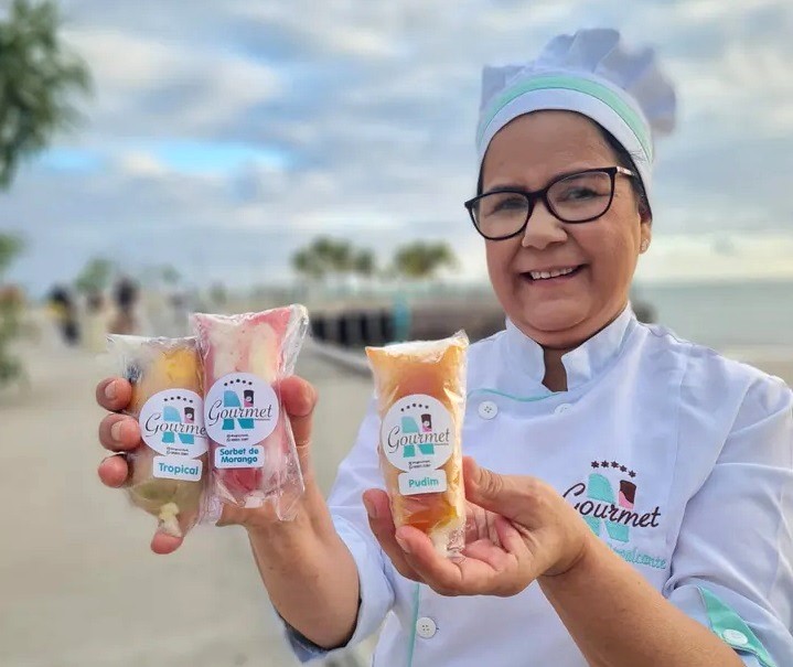 Foto de Claudenize Duarte com geladinhos gourmet