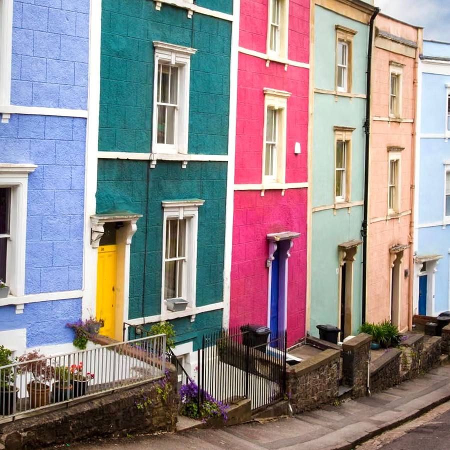 Imagem de uma rua residencial no Reino Unido com casas